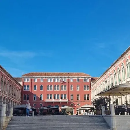 Charming In Center Split