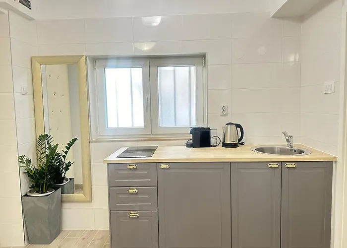 Charming In Center * Split