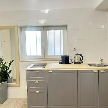 Charming In Center * Split