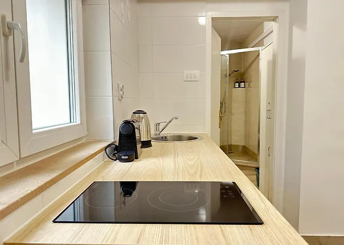 Charming In Center * Split